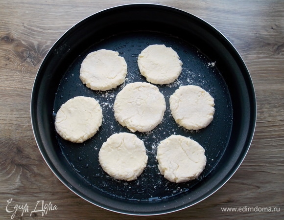 Ложкой придаем форму сырников из колобков, но не тонко.