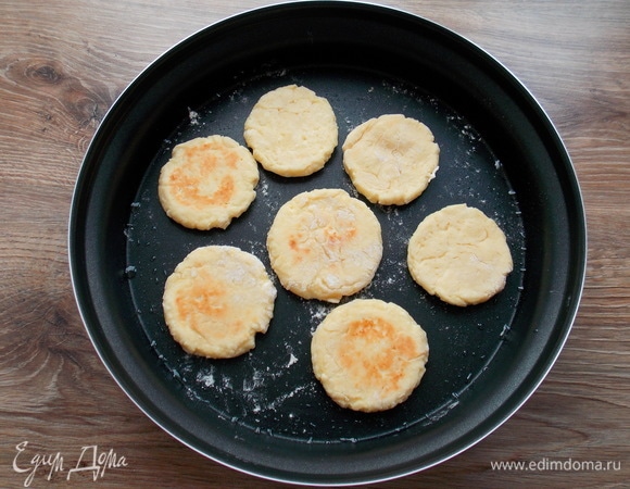 Ставим форму в микроволновую печку и включаем режим «Комбинированный» на 4 минуты при мощности 1000 Вт. После звукового сигнала достаем сырники и переворачиваем их. Снова ставим в печку и готовим еще 3–5 минуты.