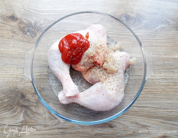 Окорочка вымоем и обсушим бумажным полотенцем. Положим их в миску, добавим натертый на крупной терке лук, кетчуп, соль, молотый перец. Все перемешаем и оставим мариноваться в течение 3 часов.