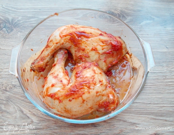 Ставим форму с окорочками в микроволновую печку и устанавливаем режим «Комбинированный» (комбинация 1 при 1000 ВТ) на 10 минут. После звукового сигнала достаем. Вот они какие стали.