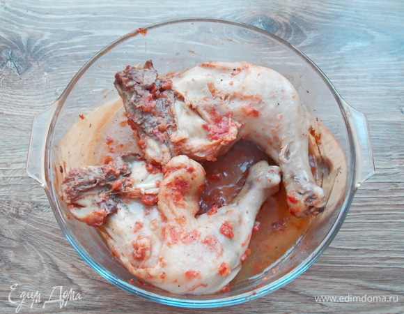 Переворачиваем окорочка и снова ставим на 10 минут в режиме «Комбинированный».