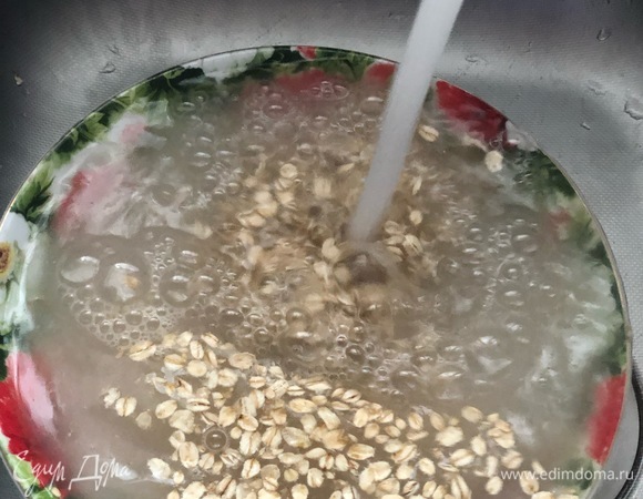 Промойте овсяные хлопья.