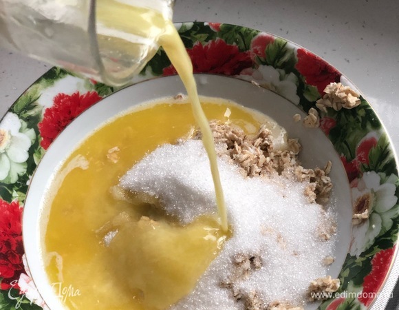 Добавьте сахар, растопите сливочное масло и добавьте к хлопьям. Оставьте хлопья набухать на 5–7 минут.