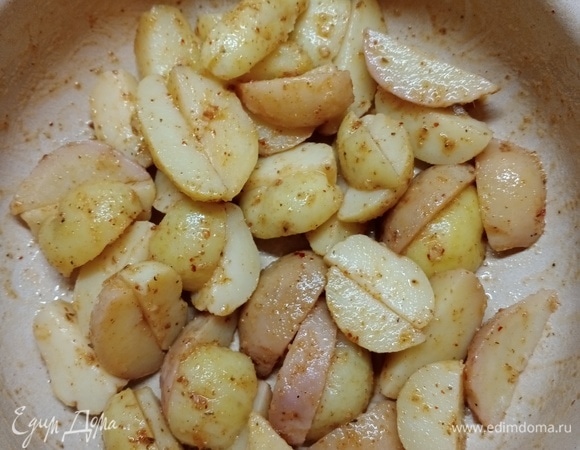 Выложить картофель в посуду для запекания и отправить в разогретую духовку минут на 15–25. Ориентируйтесь на мощность духового шкафа и на свое предпочтение «зажаристости» картофеля. Желательно не пересушить. Готовый картофель — прекрасный гарнир для рыбы. Подойдет и для мяса. Ну а на наш взгляд, это замечательное самостоятельное блюдо, которое очень дружит с квашеной капустой) Приятного аппетита!