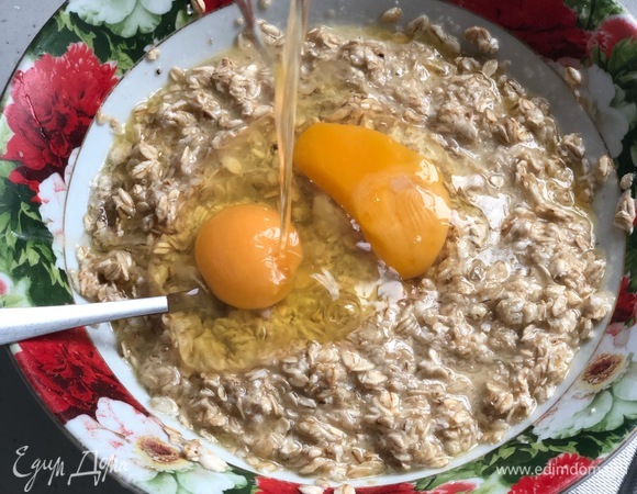 Добавьте яйца, перемешайте.