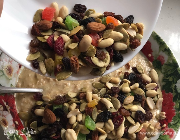 Добавьте по вкусу орехи, семечки, изюм, цукаты, экстракт ванили или миндаля.