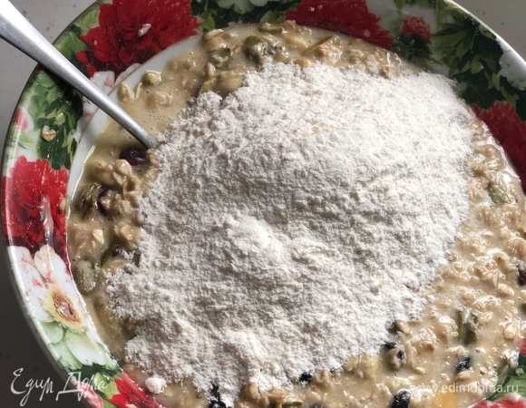 Добавьте муку и замесите плотное тесто.