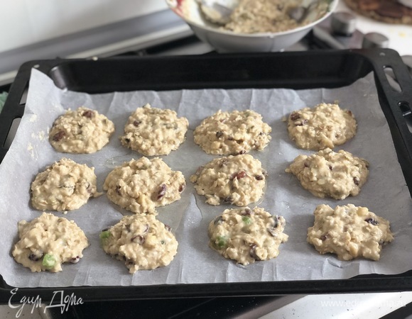 Скатайте небольшие шарики, выложите их на пергамент. Духовку разогрейте до 200°C.