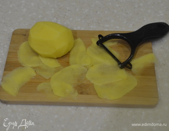 Нарежьте очень-очень тонко. Лучше всего воспользоваться овощечисткой или специальной теркой.