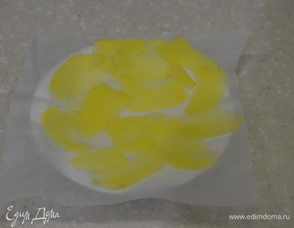 На пергамент (лучше, если это будет пергамент со специальным силиконовым покрытием) выложите тонкие ломтики картошки.