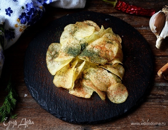 Готовые чипсы посыпьте солью, паприкой, сушеным укропом и чем вы еще пожелаете.