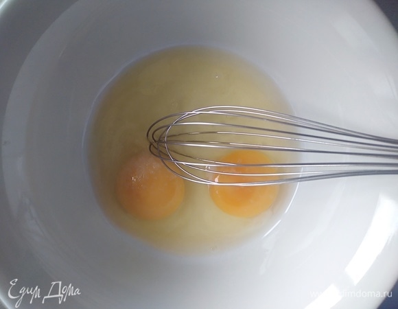 Яйца взбить венчиком с солью.