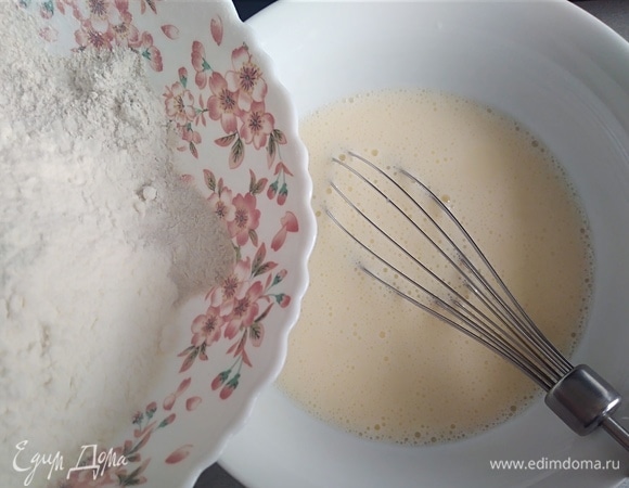 Соединить оба вида муки. Порциями всыпать в миску, перемешать венчиком. Оставить на 20 минут.
