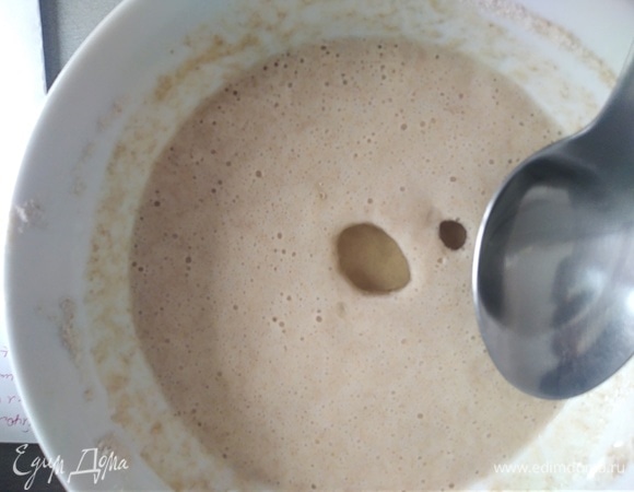 Тесто загустело. Влить масло и перемешать.