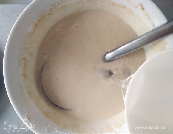 Влить кипяток, энергично перемешивая. Тесто готово к выпеканию блинов.