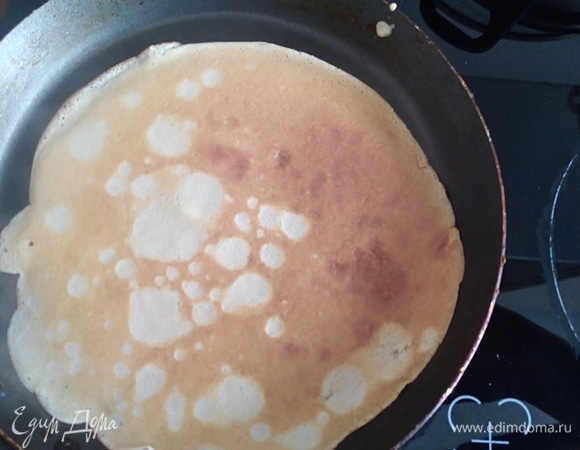 Жарить на блинной сковородке с обеих сторон. Тесто не жидкое, поэтому блинчики получаются плотные, но мягкие. Хороши для фарширования или несладких начинок.