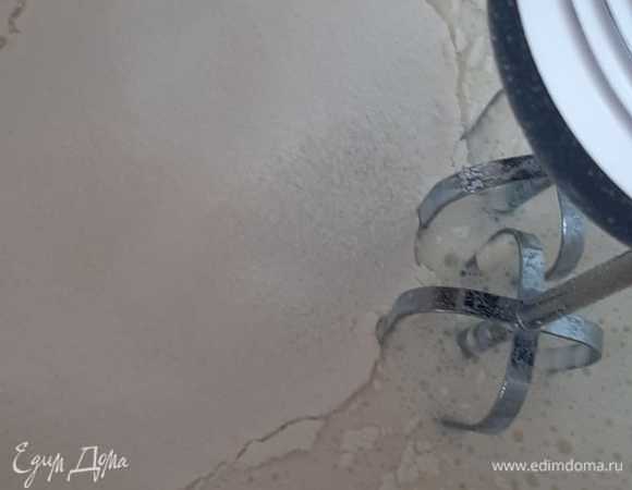 Замешиваем тесто для блинов. В 1 литр теплого молока добавляем 4 яца, 3 ст. л. горячей воды, соду (на кончике ножа), соль по вкусу.