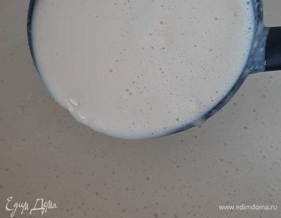 И добавляем муку, размешивая до нужной консистенции.