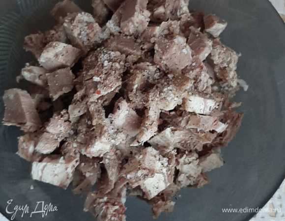 Мясо отваренное режем мелко, солим, перчим.