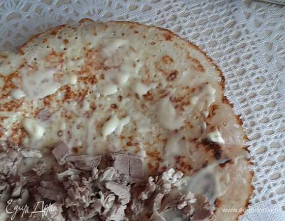 И выкладываем на блин, сворачивая его.