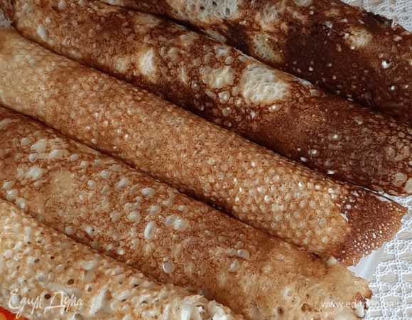 Получилось столько. Остальные блины съедим со сладким джемом. Булгур, отваренный в пропорции 1 стакан на 2 стакана воды, — отличное дополнение к блинам. Приятного аппетита.