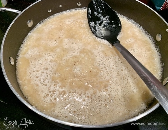 Добавьте сухое белое вино, немного выпарьте алкоголь.