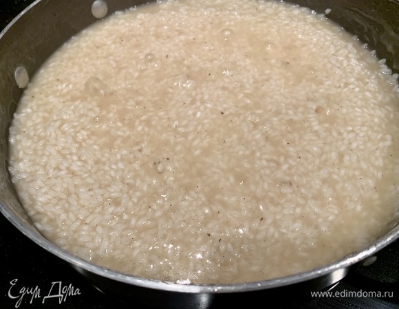 Постепенно добавляйте овощной бульон, варите на медленном огне около 16 минут.