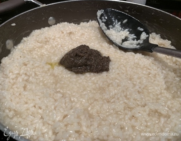 Добавьте трюфельную пасту, хорошо перемешайте и снимите с огня.
