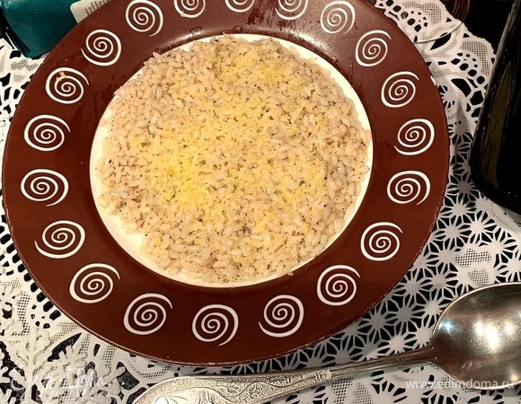 Перед подачей посыпьте ризотто тертым пармезаном.