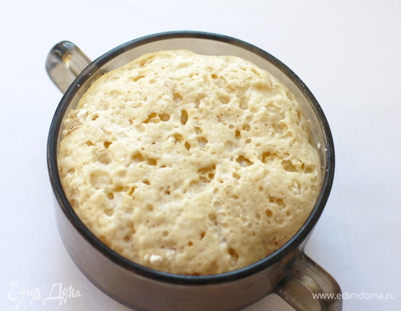 Растворить дрожжи в теплом молоке. Всыпать по 1 ст. л. сахара и муки, хорошо перемешать. Накрыть полотенцем и оставить в теплом месте на 20 минут. Я поставила в нагретую микроволновку.