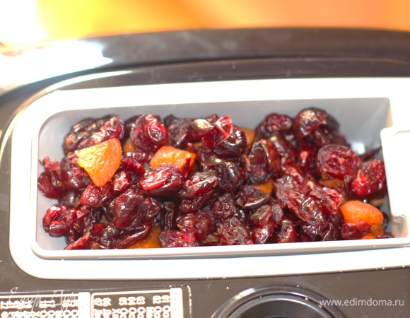 Изюм или другие сухофрукты промыть и залить кипятком минут на 20, обсушить хорошо. Я сделала это заранее, посыпать их мукой не было необходимости потом.