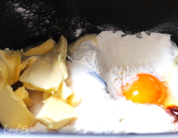 Загрузить все продукты в хлебопечку в соответствии с инструкцией. Пока идет выравнивание температуры, готовим опару, потом выливаем ее в дежу. Установить программу «Основное с изюмом».