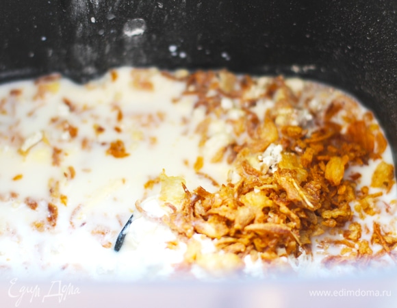 Лук я использую промышленный жареный из банки, его нужно мало. Если вы используете домашний жареный лук, то нужно пожарить примерно 2 средние луковицы на 1 ст. л. растительного масла, взять примерно 90 г готового лука. Воду уменьшить до 240 г и масло растительное в тесто уже не добавлять .Загрузить ингредиенты в дежу, установить программу «Французский». Я ставила на ночь, добавила к таймеру на хлеб еще 4 ч, получилось на экране 10 ч.