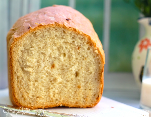 Хлеб с очень хрустящей коркой, с вкраплениями кусочков лука, ароматный и мягкий.