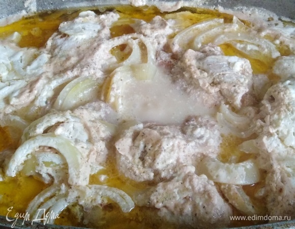 Накрыть посуду крышкой. Поставить на тихий огонь. Тушить 1,5 часа, не открывая крышки.