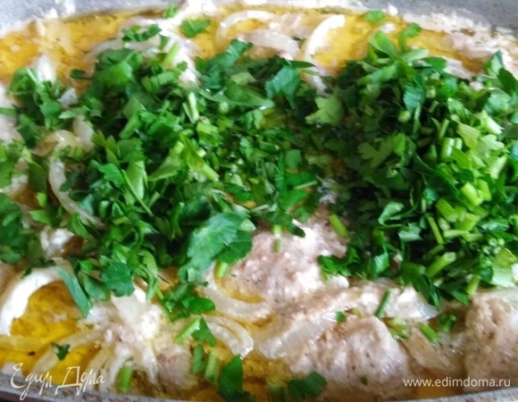 Выключить огонь. Добавить нарезанную зелень. Накрыть крышкой и дать настояться в течение 5 минут.