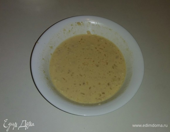 Готовим яично-мучную смесь. В глубокой тарелке смешиваем куриные яйца, молоко, овсяную муку, соль, перец. Все перемешиваем вместе.