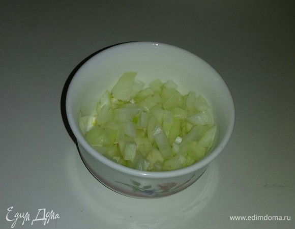 Репчатый лук нарезаем кубиками.