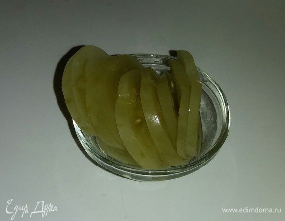 Зеленый соленый помидор тоже нарезаем кружочками.