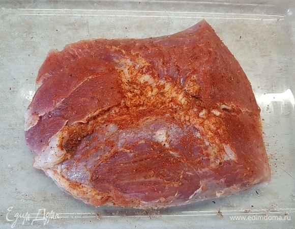 Мясо вымыть и обсушить. Натереть солью, молотым перцем и любимыми специями.
