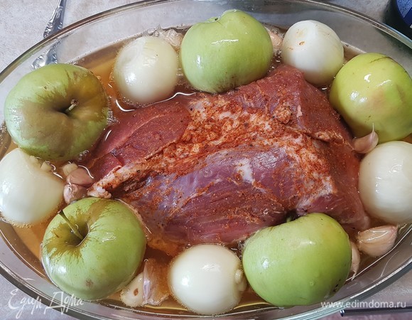 В форму влить пиво и поставить в духовку запекаться на 3 часа при 170°C.