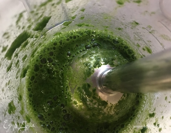 Шпинат вымыть под проточной водой. Обсушить. При помощи блендера измельчить до состояния кашицы. Я добавляла немного воды.