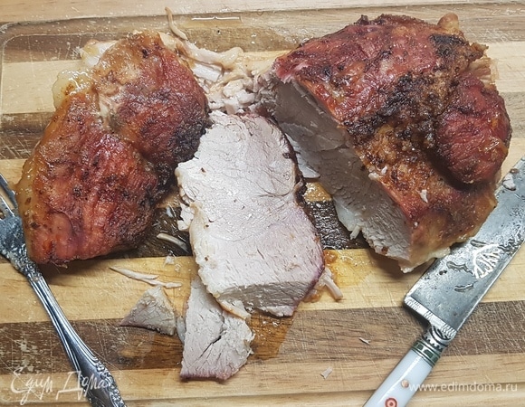 Свинину нарезать на порционные куски. Она очень ароматная и мягкая. Яблоки размять в жидкости, которая осталась в форме для запекания. Этим соусом полить мясо и можно подавать.