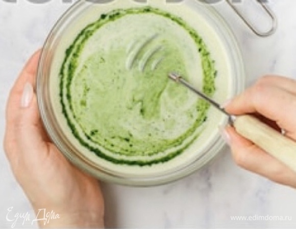 Яйцо слегка взбить с сахаром и солью, ввести теплое молоко и хорошо перемешать. Муку просеять с разрыхлителем, частями ввести в яично-молочную смесь, добавить шпинат, растительное масло и влить кипяток. Перемешать до однородного состояния. Тесто получается довольно жидкое.