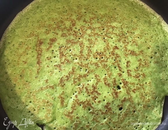 Сковороду раскалить, слегка смазать маслом и уменьшить огонь. Жарить блины с двух сторон до румяного цвета.