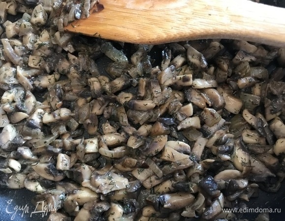 Грибы почистить от кожицы (не мыть!), порубить. Добавить к обжаренному луку и жарить, пока не выпарится жидкость из грибов. Добавить сливки, приправить солью и перцем. Остудить.