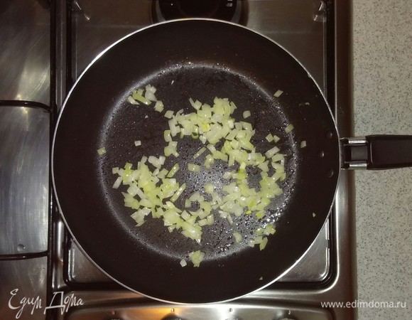 Разогреваем сковороду со сливочным маслом. На небольшом огне маленькой конфорки плиты обжариваем репчатый лук около 2–3 минут.