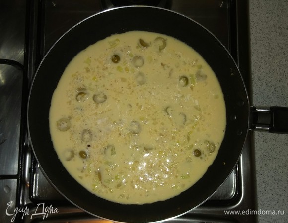 Заливаем овощи яично-мучной смесью и жарим все на небольшом огне маленькой конфорки около 3 минут. Затем закрываем крышкой и доводим до готовности. Омлет-блинчик готов. Приятного аппетита!