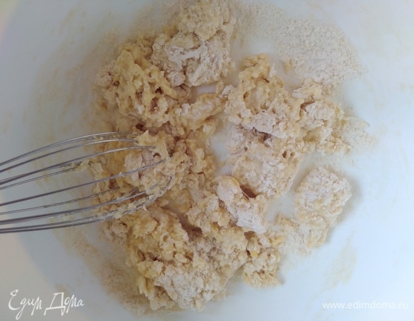 Муку, сахар и соль насыпать в миску. Добавить яйца и тщательно перемешать венчиком.