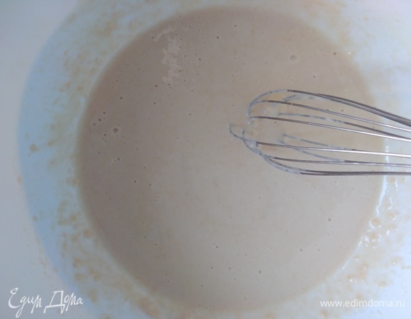 Влить 100 мл молока, хорошо перемешать. Постепенно влить оставшееся молоко и сливки, перемешивая венчиком. Оставить тесто на 1 час при комнатной температуре. Это обязательный шаг в приготовлении блинчиков. Можно приготовить такое тесто заранее и на ночь убрать в холодильник, а утром печь.